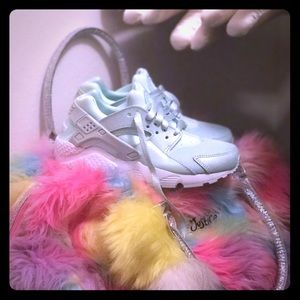 Size 5Y authentic girls huaraches. New not worn